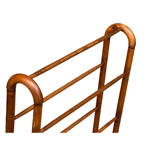 1180 - An Edwardian pine towel rail. 71.5x82cm (4)