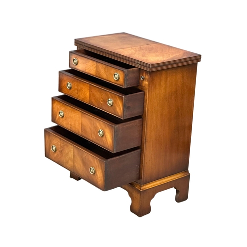 1191 - A good quality Georgian style bachelors chest of drawers. 59x35x80cm (5)