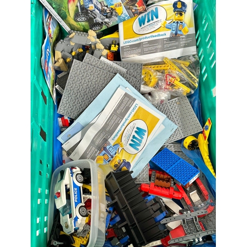 615 - A large collection of LEGO. LEGO Jurassic World, LEGO DC Wonder Woman, LEGO Ninjago, LEGO Technic He... 