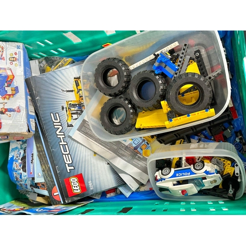 615 - A large collection of LEGO. LEGO Jurassic World, LEGO DC Wonder Woman, LEGO Ninjago, LEGO Technic He... 