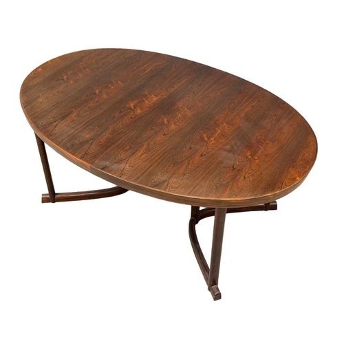 819 - An excellent quality Danish rosewood 2 leaf extending dining table. 1960’s. Closed 163x109x72.5cm. 2... 