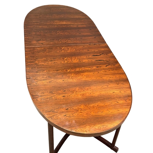 819 - An excellent quality Danish rosewood 2 leaf extending dining table. 1960’s. Closed 163x109x72.5cm. 2... 