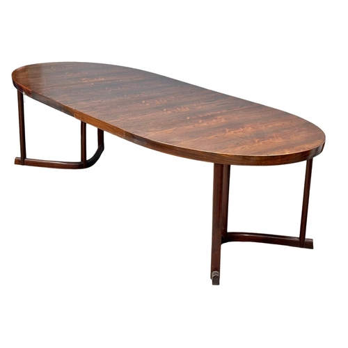 819 - An excellent quality Danish rosewood 2 leaf extending dining table. 1960’s. Closed 163x109x72.5cm. 2... 