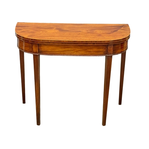 864 - A George III inlaid mahogany turnover tea table. Circa 1800-1810. 91.5x45.5x73cm (1)