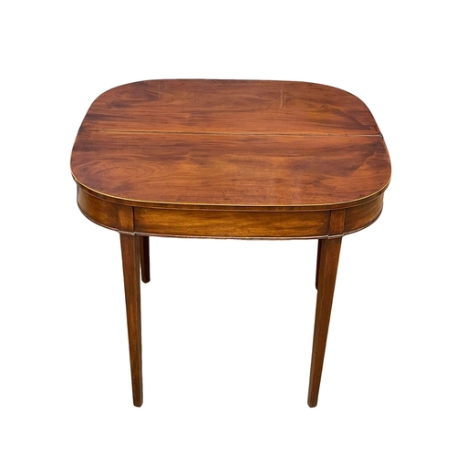 864 - A George III inlaid mahogany turnover tea table. Circa 1800-1810. 91.5x45.5x73cm (1)