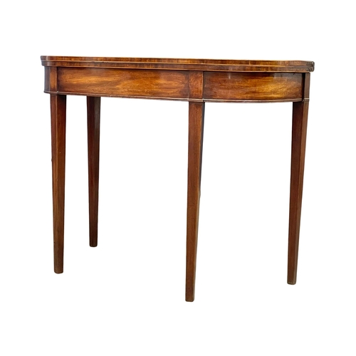 864 - A George III inlaid mahogany turnover tea table. Circa 1800-1810. 91.5x45.5x73cm (1)