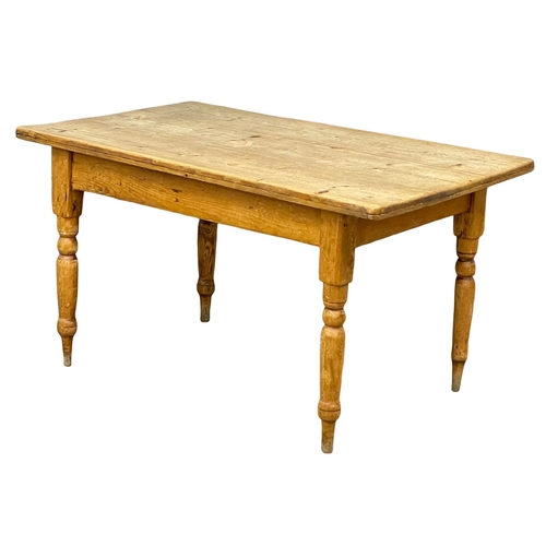 866 - A Victorian pine farmhouse kitchen table with drawer. 134.5x81.5x73.5cm (1)