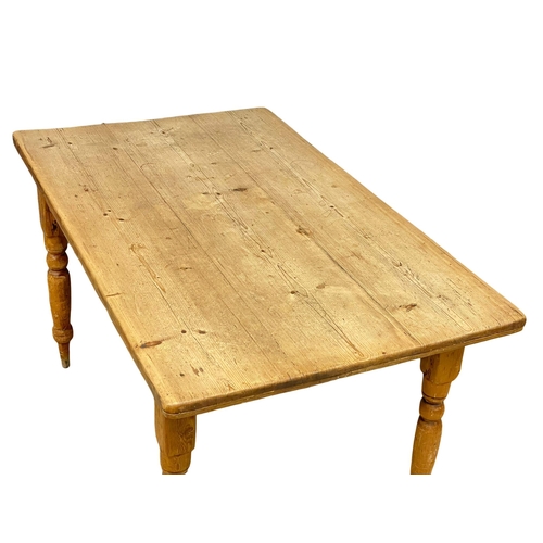 866 - A Victorian pine farmhouse kitchen table with drawer. 134.5x81.5x73.5cm (1)