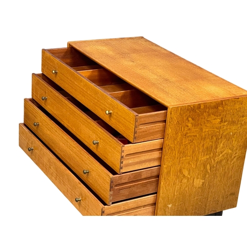 872 - A 1950’s G-Plan Librenza oak chest of drawers. E.Gomme. 96x47x79cm (10)