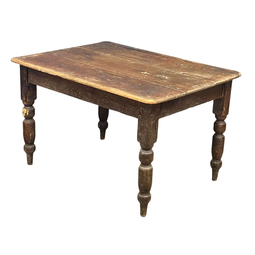 885 - A Victorian pine farmhouse kitchen table with drawer. 123.5x93x75.5cm (11)