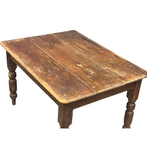 885 - A Victorian pine farmhouse kitchen table with drawer. 123.5x93x75.5cm (11)