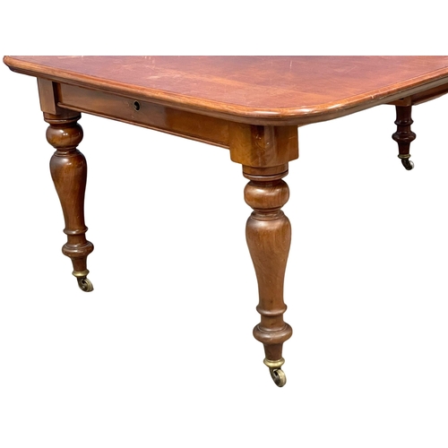 922 - A Victorian mahogany wind out dining table with leaf and winder. 180x126x73cm (10)