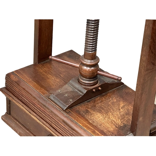 925 - A large good quality George III oak book press. Circa 1790-1810. 72.5x42x108.5cm (6)