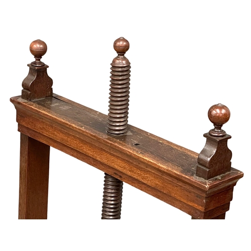 925 - A large good quality George III oak book press. Circa 1790-1810. 72.5x42x108.5cm (6)