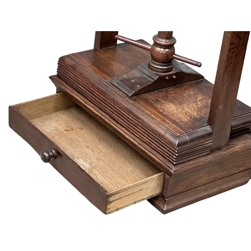 925 - A large good quality George III oak book press. Circa 1790-1810. 72.5x42x108.5cm (6)