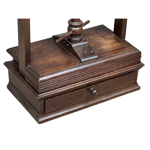 925 - A large good quality George III oak book press. Circa 1790-1810. 72.5x42x108.5cm (6)