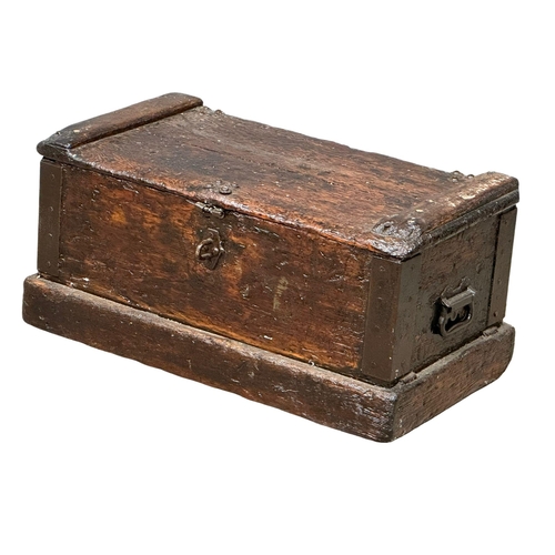 93 - A large Victorian tool trunk. 79x41x39cm