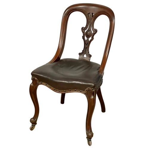 933 - A set of 4 good quality Victorian mahogany spoon back dining chairs with original leather seats on c... 