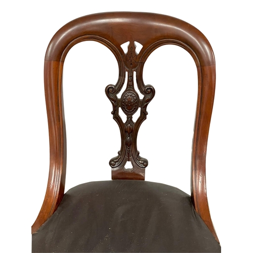 933 - A set of 4 good quality Victorian mahogany spoon back dining chairs with original leather seats on c... 