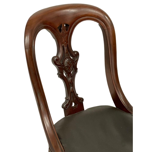 933 - A set of 4 good quality Victorian mahogany spoon back dining chairs with original leather seats on c... 