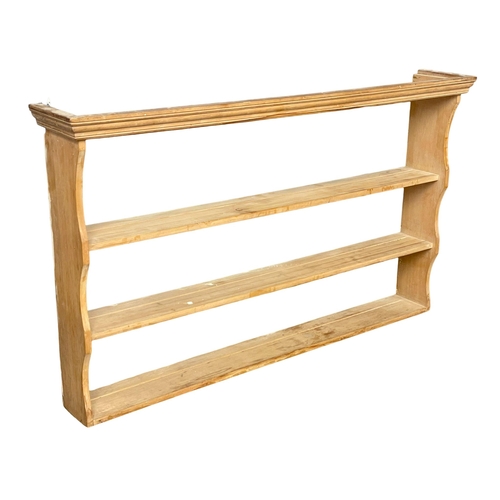 943 - A large wall hanging plate rack. 160x26x102cm (12)