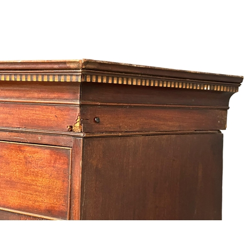 959 - A large George III mahogany chest on chest. Circa 1800. 114x52x180.5cm (7)