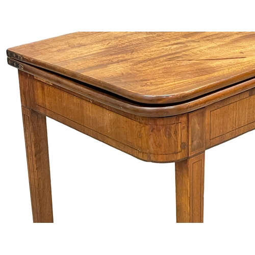 960 - A George IV inlaid mahogany turnover tea table. Circa 1820. 91x45x74cm (2)