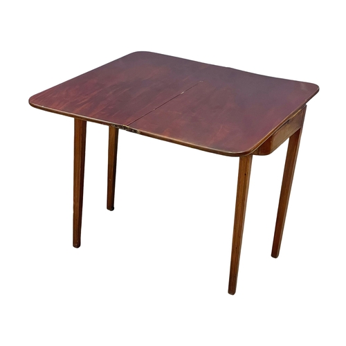 960 - A George IV inlaid mahogany turnover tea table. Circa 1820. 91x45x74cm (2)