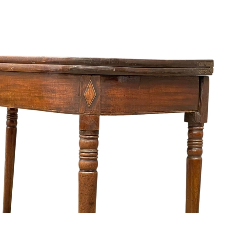 977 - A George IV inlaid mahogany turnover tea table. Circa 1820. 91x45x72.5cm (3)