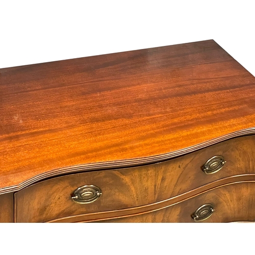 979 - A George III style mahogany serpentine front chest of drawers on splayed feet. 80.5x46.5x92cm
(3)