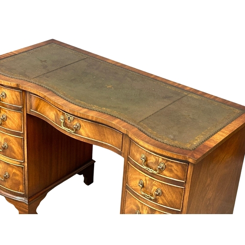 983A - A good quality Georgian style mahogany serpentine front writing desk with leather top. 115x52.5x74.5... 