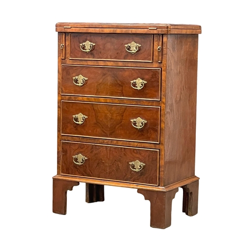 985 - A good quality Georgian style mahogany Bachelors chest of drawers on bracket feet.  52x32.5x80cm (3)