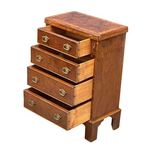 985 - A good quality Georgian style mahogany Bachelors chest of drawers on bracket feet.  52x32.5x80cm (3)