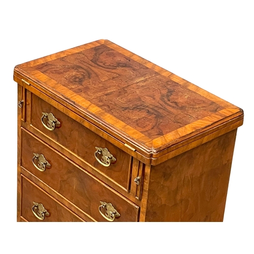 985 - A good quality Georgian style mahogany Bachelors chest of drawers on bracket feet.  52x32.5x80cm (3)