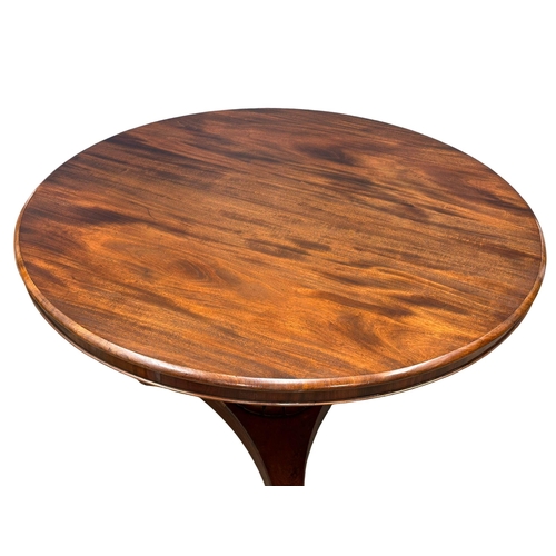 990 - A William IV mahogany tilt top pedestal breakfast table/dining table. 125x77cm (5)