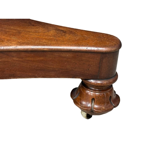 990 - A William IV mahogany tilt top pedestal breakfast table/dining table. 125x77cm (5)