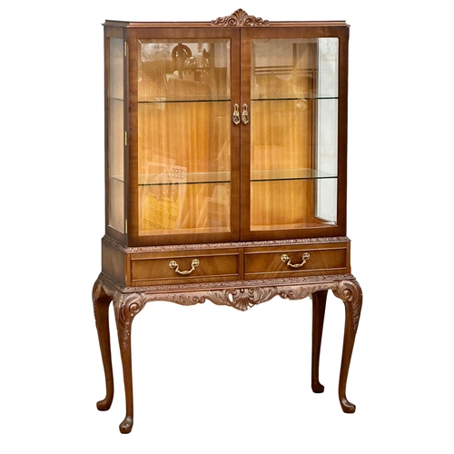 999 - A vintage Georgian style double door display cabinet with 2 drawers on carved cabriole legs. 99x41.5... 