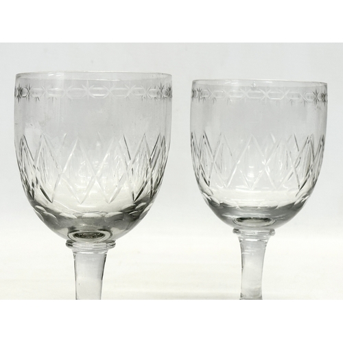 31 - A pair of Victorian etched glass wine goblets. Circa 1840-1860. 8x14.5cm