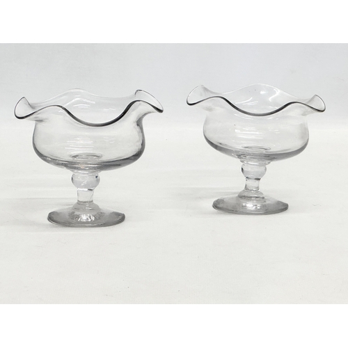 77 - A pair of 1920’s Art Deco frilled rimmed glass dessert bowls/cocktail glasses. 11x9cm.