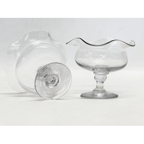 77 - A pair of 1920’s Art Deco frilled rimmed glass dessert bowls/cocktail glasses. 11x9cm.