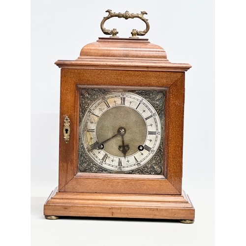 197 - A good quality early 20th century mahogany cased bracket clock with brass face. 24x15.5x30cm