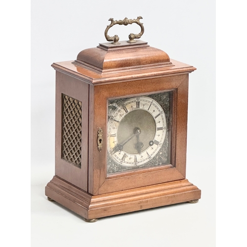 197 - A good quality early 20th century mahogany cased bracket clock with brass face. 24x15.5x30cm