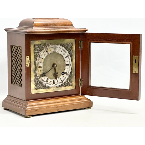 197 - A good quality early 20th century mahogany cased bracket clock with brass face. 24x15.5x30cm