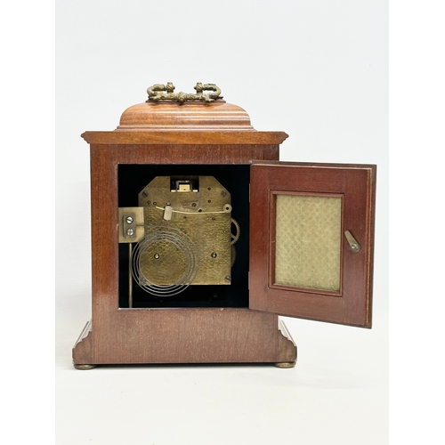 197 - A good quality early 20th century mahogany cased bracket clock with brass face. 24x15.5x30cm