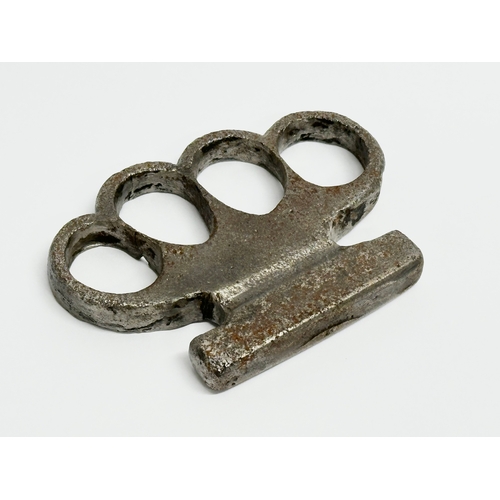 165 - A WWI trench fighting knuckle duster.