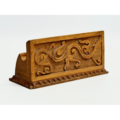 249 - A desktop rack with Irish clover motif. Written ‘Reg Major Made This’ 16.5x7cm