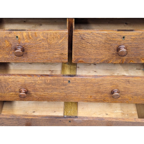 953 - A fine proportioned Regency oak chest of drawers, circa 1810. 89x44x90cm