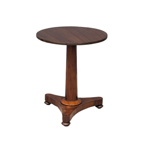 956 - A William IV mahogany pedestal lamp table. 44x52.5cm