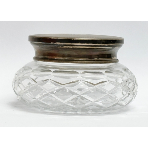 411 - A vintage silver lidded powder jar by Broadway & Co. 11x6.5cm