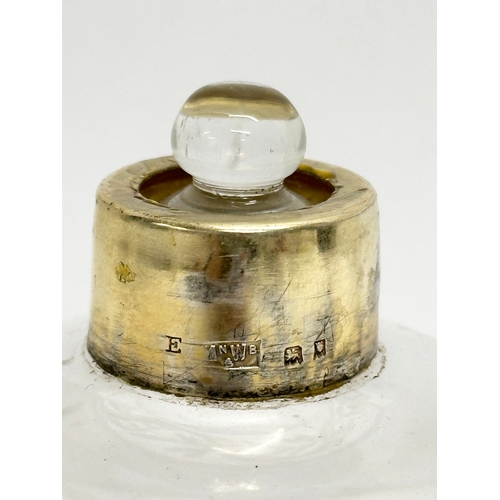 415 - An early 20th century silver mounted and etched glass perfume bottle/scent bottle, by Mappin & Webb.... 